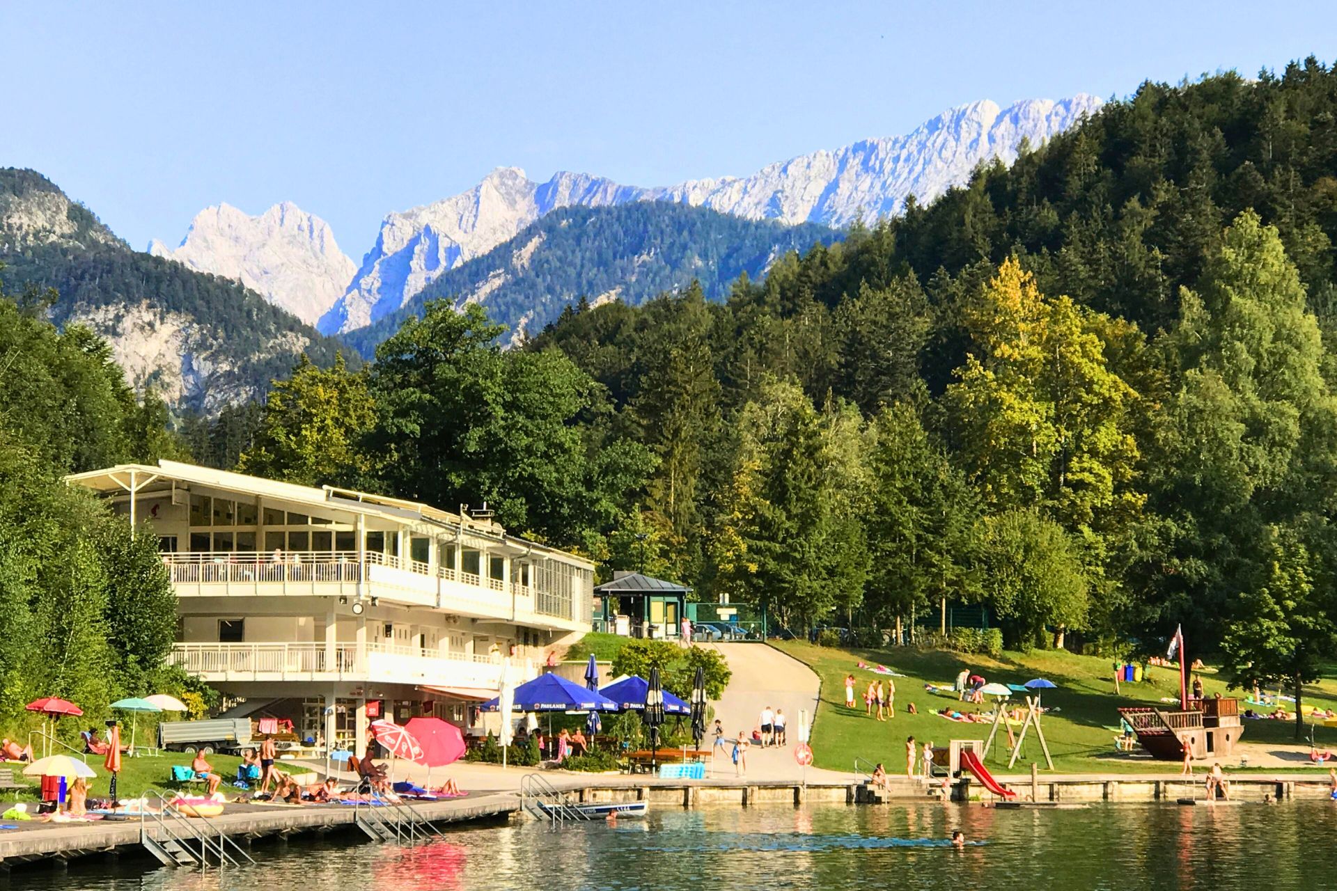 bergsee-wilder-kaiser-strandbad-ferienwohnung-kaiserblick Ferienwohnung Kiefersfelden Bergsee mit Bergen im Hintergrund