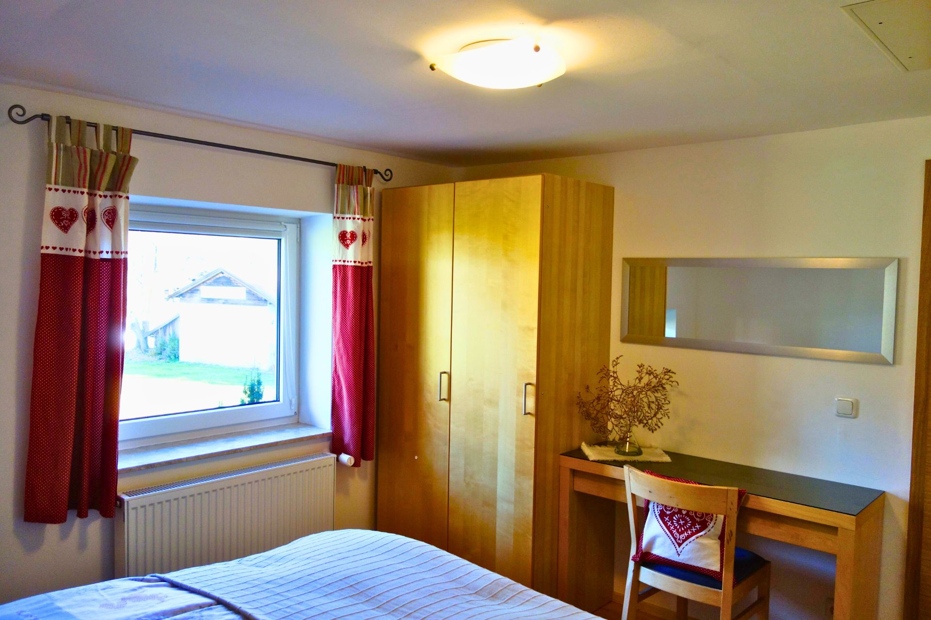 Ferienwohnung Kiefersfelden Schlafzimmer Fensteransicht